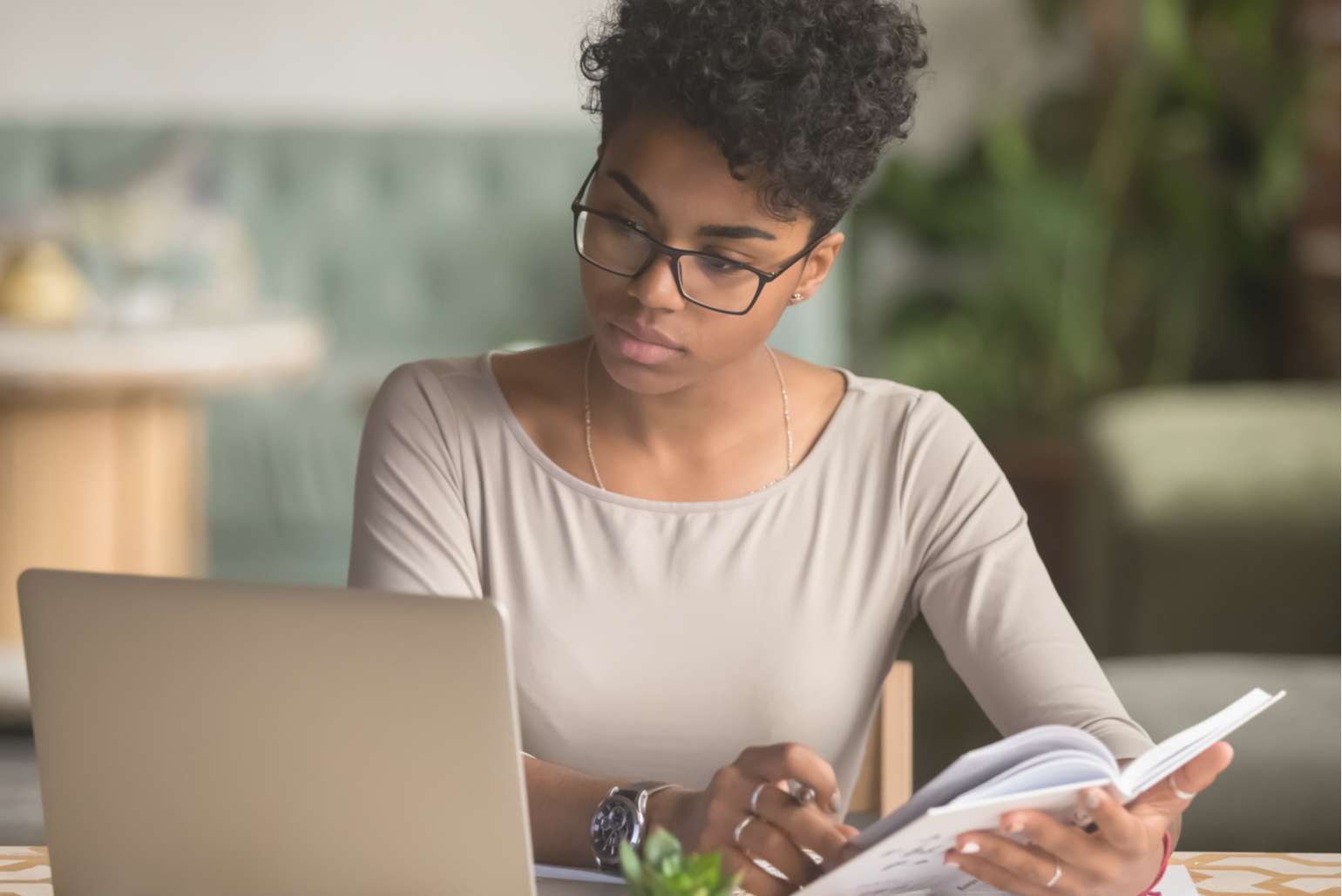 Nainen tietokoneella jälleenrahoittaa auton